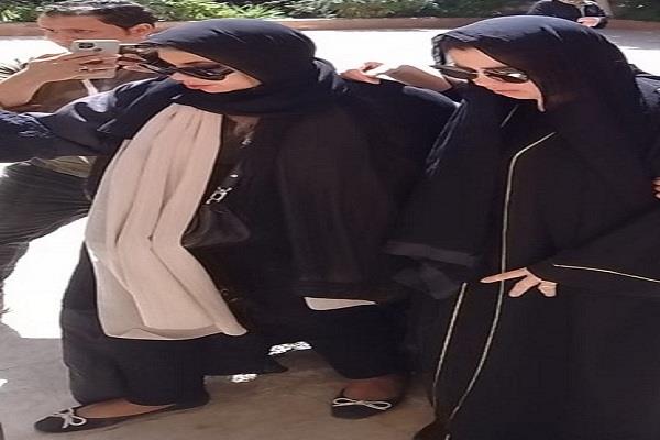 انهيار رانيا فريد شوقي في جنازة والدتها .. شاهد 