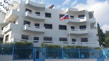 وضع أكاليل الزهور أمام سفارة روسيا لدى تونس تضامنا مع ضحايا هجوم "كروكوس" الإرهابي