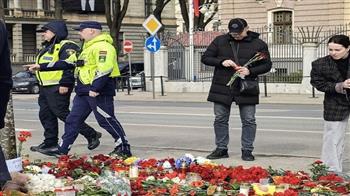 شرطة لاتفيا تمنع السكان من وضع الورود أمام مبنى السفارة الروسية في ريجا