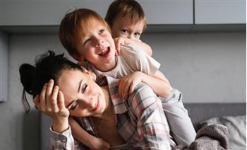 للأمهات.. 5 استراتيجيات تساعدك على تنشئة طفل متحمس لا يماطل