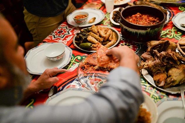 خبيرة توضح أسوأ 7 عادات غذائية في شهر رمضان