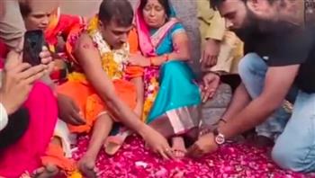فيديو صادم.. شاب يهدي والدته حذاء مصنوعا من جلد فخذه الأيسر