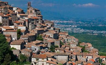 قرية إيطالية تعرض المنازل للبيع بيورو واحد.. والمشترون يرفضون
