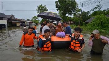مصرع 4 أشخاص وفقدان ستة آخرين إثر فيضانات في إندونيسيا