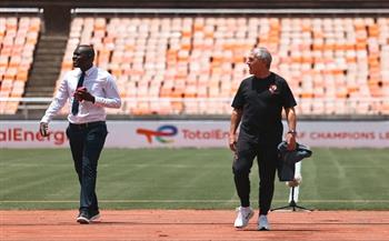 كولر يعاين ملعب «بنجامين مكابا» قبل مباراة الأهلي وسيمبا غدًا