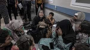 «الدفاع المدني» بغزة: مئات الجثث ليس بوسعنا انتشالها في محيط مجمع الشفاء