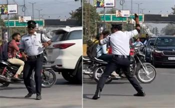 شرطي هندي يُنظم المرور على طريقة رقصات مايكل جاكسون (فيديو)
