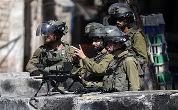 الاحتلال الإسرائيلي يعتقل شابا ويحتجز آخر قرب حاجز الزعيم ويداهم منزلين في سلوان