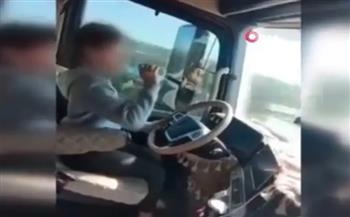 فيديو.. طفلة تقود شاحنة على طريق سريع بيد واحدة ووالدها يشجعها