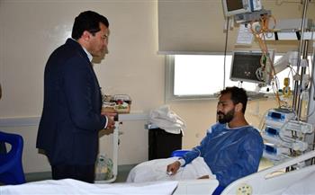وزير الرياضة يزور اللاعب أحمد رفعت في مستشفى وادى النيل | صور 