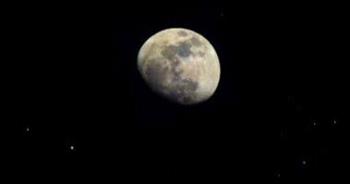 لعشاق الفلك.. القمر ينير السماء مقترناً مع أنتاريس الليلة