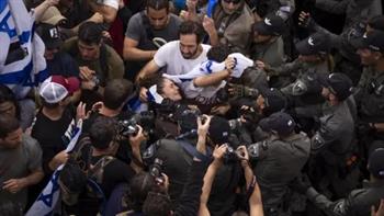 اشتباكات عنيفة بين الشرطة الإسرائيلية ومتظاهرين ضد نتنياهو في تل أبيب
