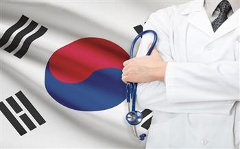 كوريا الجنوبية تبدأ خطوات تعليق الرخص الطبية لنحو 7 آلاف طبيب متدرب ومقيم 