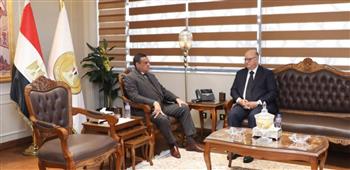 وزير التنمية المحلية يتابع مع محافظ القاهرة جهود توفير السلع الأساسية للمواطنين قبل رمضان