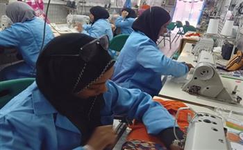 «عمل أسوان» تتابع تنفيذ برامج التدريب على تصنيع الملابس الجاهزة بقرية عنيبة
