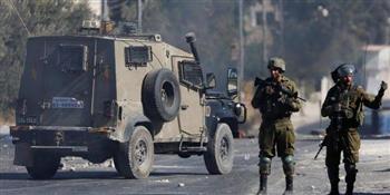 إصابة فلسطيني واعتقال آخرين خلال اقتحام الاحتلال الإسرائيلي مناطق بالضفة الغربية