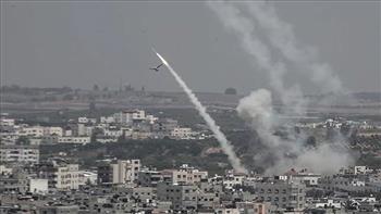 صاروخ يصيب مبنى بشمال إسرائيل.. وصفارات الإنذار تدوي