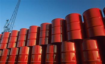 انخفاض قليل في أسعار النفط مع تخفيضات الإنتاج 