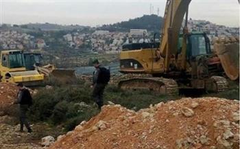 الاحتلال الإسرائيلي يُجرّف أرضا ويهدم جدارا في بلدة سلوان