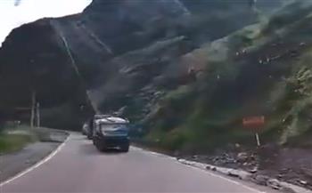 فيديو.. صخرة عملاقة تسحق شاحنة على طريق جبلي وتحولها إلى فتات