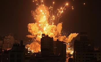 قصف تلو الآخر.. الاحتلال يدمر منطقة دير البلح في غزة بغارة عنيفة