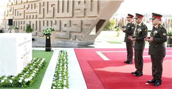 الرئيس السيسي ينيب وزير الدفاع لوضع إكليل الزهور على النصب التذكاري لشهداء القوات المسلحة