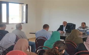 رئيس مدينة مرسى علم يجتمع مع إدارات الوحدة المحلية لمتابعة انتظام سير العمل