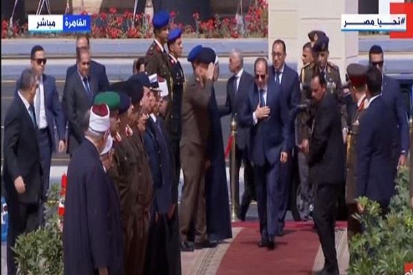 الرئيس السيسي يصل إلى مسجد المشير طنطاوي لأداء صلاة الجمعة