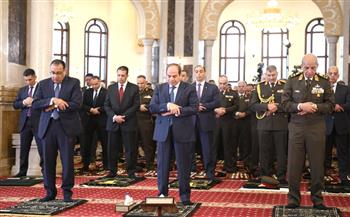 الرئيس السيسي وقادة القوات المسلحة يؤدون صلاة الجمعة بمسجد المشير طنطاوي