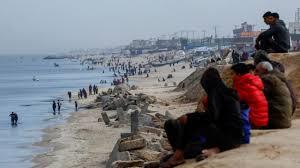 "يد تقتل ويد تطعم".. العالم يتفاعل مع إعلان أمريكا إنشاء ممر بحري لإيصال المساعدات إلى غزة 