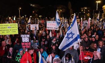آلاف المُتظاهرين الإسرائيليين يُطالبون بانتخابات مُبكرة وصفقة مع «حماس»