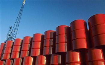 النفط يتشبث بمكاسبه مع مراهنة المستثمرين على قلة الإمدادات