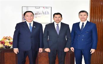 وزير الرياضة يبحث مع سفير كازاخستان تعزيز آليات التعاون المشترك
