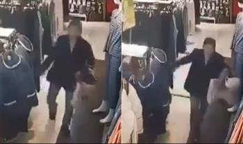 فيديو.. حفرة تبتلع امرأة بعد انهيار أرضية مركز تسوق في الصين