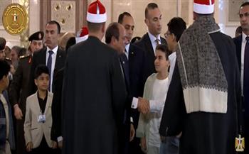 بعد أدائه صلاة العيد.. الرئيس السيسي يصافح عددا من الأطفال