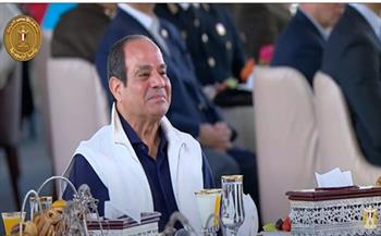 الرئيس يشاهد فيلما تسجيليا في احتفالية عيد الفطر مع أسر الشهداء