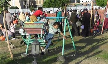 المواطنون يتوافدون إلى الحدائق والمتنزهات في أول أيام عيد الفطر