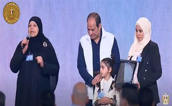 والدة أحد الشهداء تلقي قصيدة شعرية باحتفالية عيد الفطر بمشاركة الرئيس