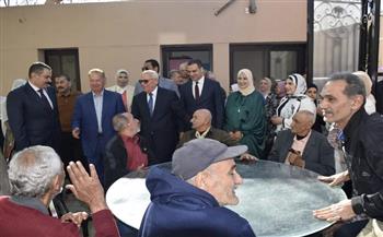 محافظ بورسعيد يشارك  المسنين والقاصرات والأيتام الإفطار في أول أيام العيد