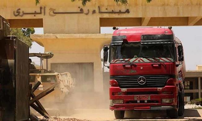 استقبال 35 مصابا فلسطينيا وإدخال 129 شاحنة مساعدات و4 شاحنات غاز إلى قطاع غزة