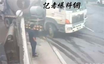 فيديو.. العناية الإلهية تنقذ رجلًا من موت محقق في شوارع تايوان