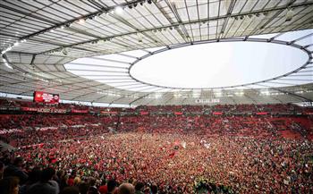 جمهور باير ليفركوزن يجتاح الملعب احتفالا بلقب الدوري الألماني 