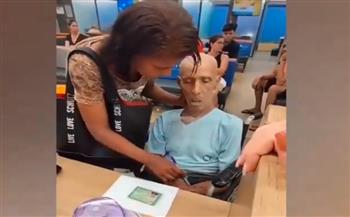 برازيلية تحضر جثة عمها إلى البنك للتوقيع على أوراق قرض (فيديو)