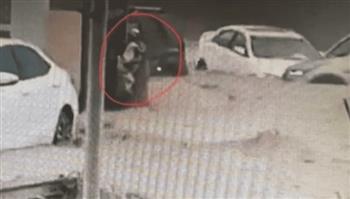 مشهد يفطر القلوب من سيول عمان.. أب يعانق ابنته وسط الخطر (فيديو)