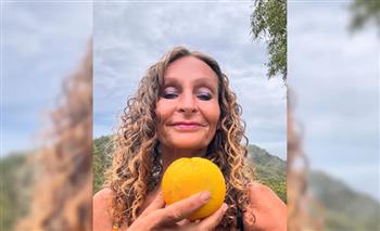 شاهد.. أسترالية تعيش على عصير البرتقال فقط في تجربة لمدة 40 يومًا