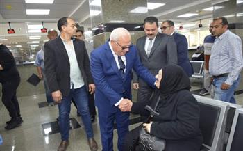 محافظ بورسعيد يتفقد سير العمل بالمجمع الاسترشادي المطور للجهاز التنفيذي 