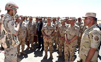 وزير الدفاع يشهد إجراءات رفع الكفاءة القتالية لوحدات مدفعية الرئاسة العامة بالمنطقة المركزية