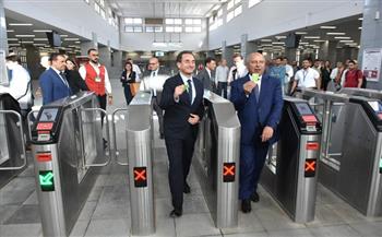 وزير النقل والسفير الفرنسي يشتريان تذاكر ركوب القطار الكهربائي الخفيف