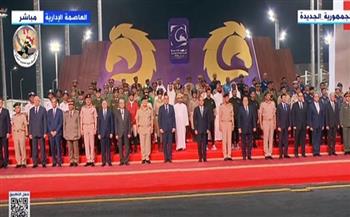 الرئيس السيسي يتوسط صورة تذكارية مع المنتخبات المشاركة في البطولة العسكرية للفروسية