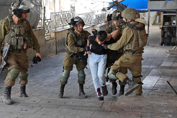 القوات الإسرائيلية تعتقل شابًا فلسطينيًا بقرية النبي صالح 